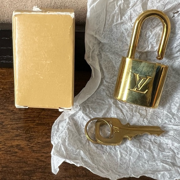 🎉AUTHENTIC Louis Vuitton Gold  Lock and 1 Key - Picture 2 of 8